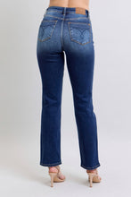 Load image into Gallery viewer, Everyday Essentials Washed Straight Leg Judy Blue Jeans with Pockets