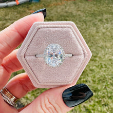 Load image into Gallery viewer, Everleigh Oval Halo Ring