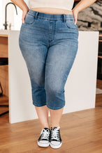 Load image into Gallery viewer, High Rise Cool Denim Pull On Capri Judy Blue Jeans