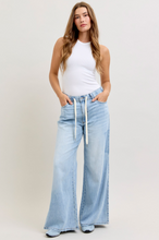 Load image into Gallery viewer, HW Featherweight Palazzo Shadow Light Pockets Judy Blue Jeans