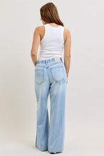 Load image into Gallery viewer, HW Featherweight Palazzo Shadow Light Pockets Judy Blue Jeans