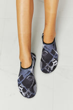 Load image into Gallery viewer, On The Shore Water Shoes in Black Pattern