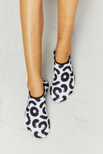 Load image into Gallery viewer, On The Shore Water Shoes in White