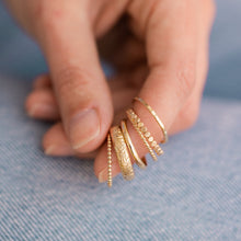 Load image into Gallery viewer, Floral Band Ring