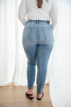 Load image into Gallery viewer, Bleach Splash Destroyed Judy Blue Skinnies