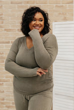 Load image into Gallery viewer, Essential Lounge Top in Mineral Wash Olive