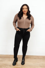 Load image into Gallery viewer, High Waist Mom Fit Risen Jeans In Black