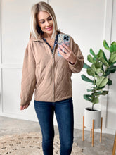 Load image into Gallery viewer, Quilted Jacket With Pockets In Warm Mocha