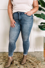 Load image into Gallery viewer, Tummy Control Skinny Fit Judy Blue Jeans In Vintage Wash