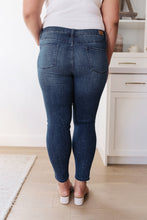 Load image into Gallery viewer, Mid-Rise Relaxed Fit Mineral Wash Judy Blue Jeans