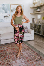 Load image into Gallery viewer, Perfectly Pristine Floral Pencil Skirt