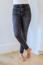Load image into Gallery viewer, Tabitha Front Yoke Skinny Black Wash Judy Blue Jeans