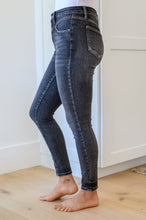 Load image into Gallery viewer, Tabitha Front Yoke Skinny Black Wash Judy Blue Jeans