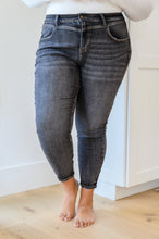 Load image into Gallery viewer, Tabitha Front Yoke Skinny Black Wash Judy Blue Jeans