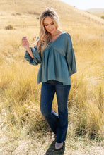 Load image into Gallery viewer, Throwback Flare Judy Blue Jeans