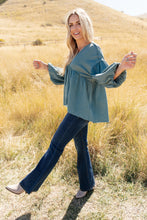 Load image into Gallery viewer, Throwback Flare Judy Blue Jeans