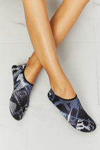 Load image into Gallery viewer, On The Shore Water Shoes in Black Pattern